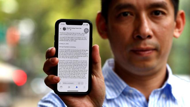 Nhà hoạt động Lã Việt Dũng chia sẻ lá thư trên điện thoại do hơn 50 nhà hoạt động và tổ chức nhân quyền viết gửi cho Mark Zuckerberg về khả năng Facebook có thể đang câu kết với chính quyền cộng sản để ngăn chặn tiếng nói của giới bất đồng chính kiến.