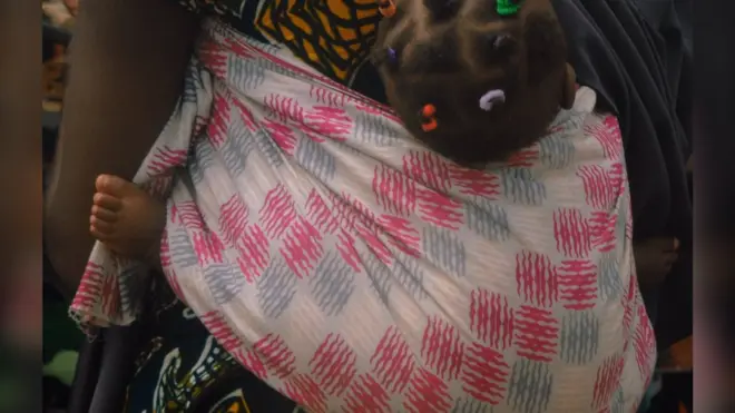 Woman wey back her pickin