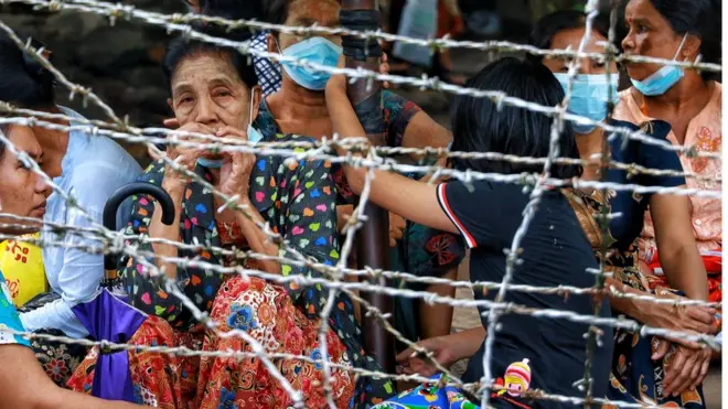 အောက်တိုဘာလ ၁၈ ရက်နေ့က လွတ်ငြိမ်းသက်သာခွင့်နဲ့ လွတ်လာသူတွေကို အင်းစိန်ထောင်ရှေ့မှာ စောင့်နေသူတစ်ဦး