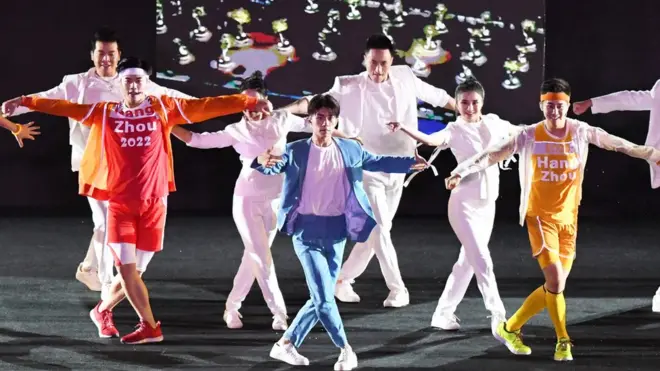 易烊千玺在第18届雅加达亚运会闭幕式表演。