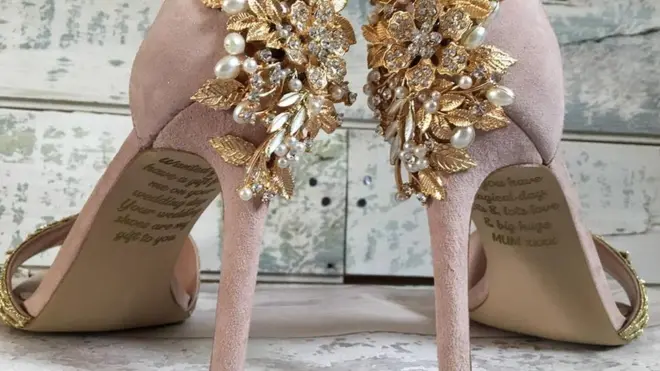 Emma había pedido sus zapatos a medida, y su madre le añadió en secreto un emotivo mensaje.