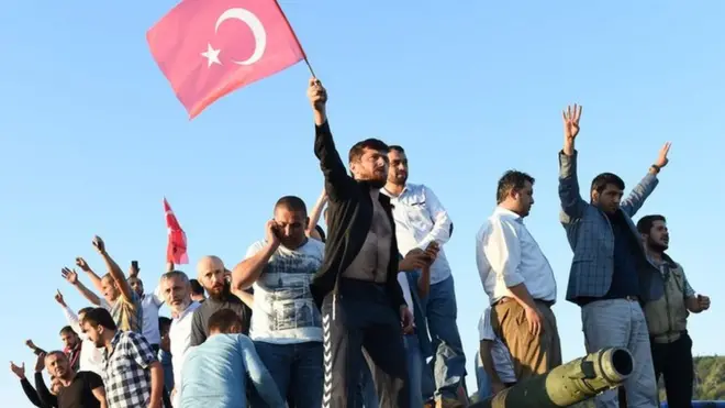 Un grupo de partidarios de Erdogan festeja sobre uno de los tanques militares que bloquearon los puentes en el Bósforo.