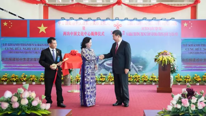 习近平访问越南，向越南国会主席阮氏金银移交越中友谊宫项目“金钥匙”。