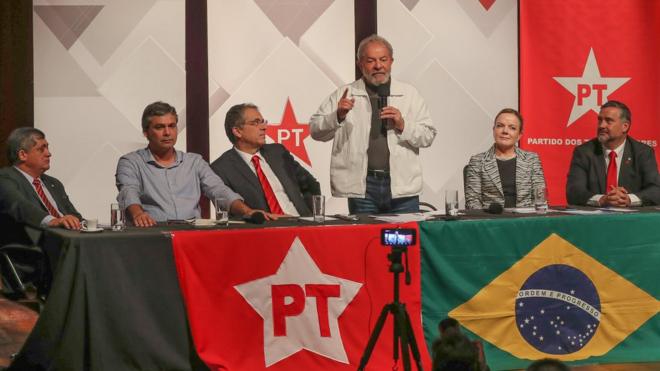Lula discursa acompanhado de políticos petista