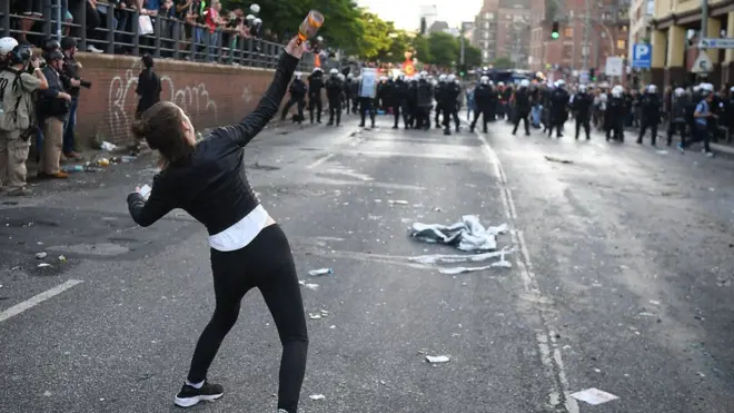 رموا المتظاهرون الزجاجات الفارغة والحجارة على الشرطة