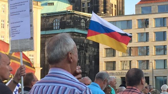 митинг ПЕГИДА в Дрездене, российско-немецкий флаг