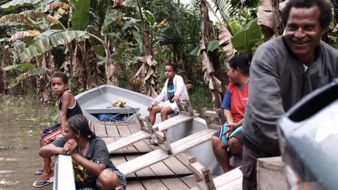 Beberapa warga di seputar Danau Sentani masih enggan mengungsi.