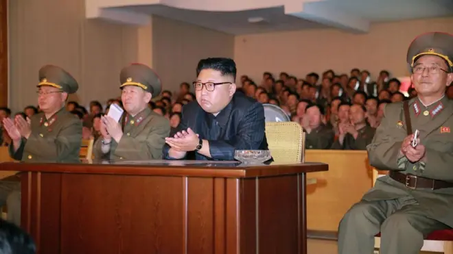 زعيم كوريا الشمالية كيم جونغ-أون هدد بإطلاق صواريخ تستهدف جزيرة غوام الأمريكية