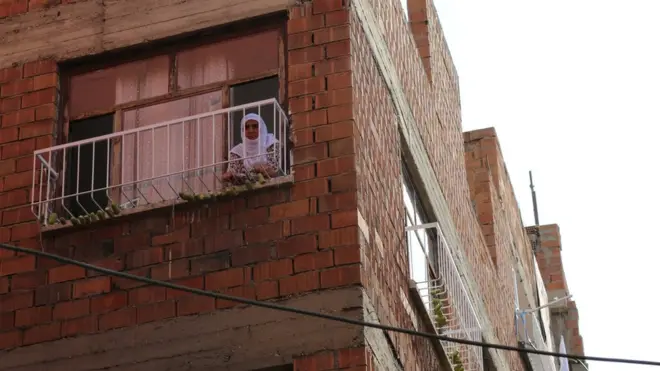 Yasağın kalktığı sokaklarda halk evlerine dönüyor.