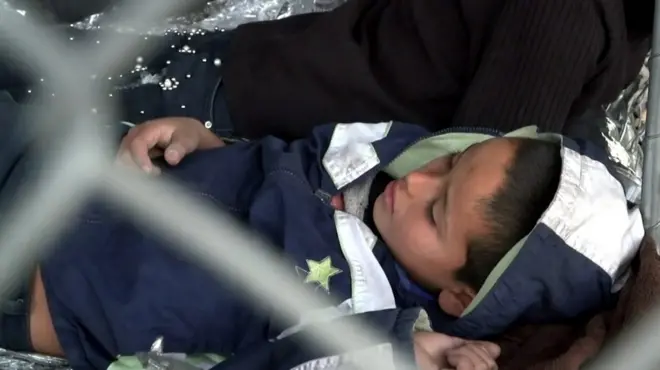 Muchos migrantes que llegaron a la ciudad de El Paso están obligados a dormir en el suelo desde hace días.