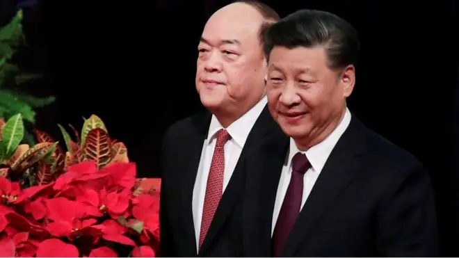 賀一誠（左）與習近平（右）步入澳門蛋會場（20/12/2019）