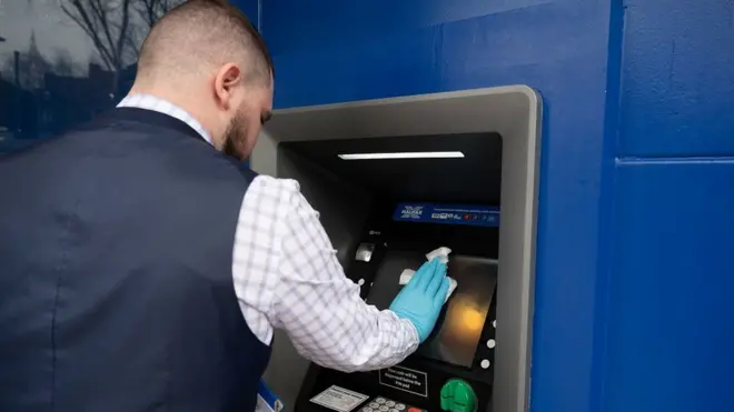 نقد رقوم کی ادائیگی میں چند سیکنڈ لگتے ہیں۔