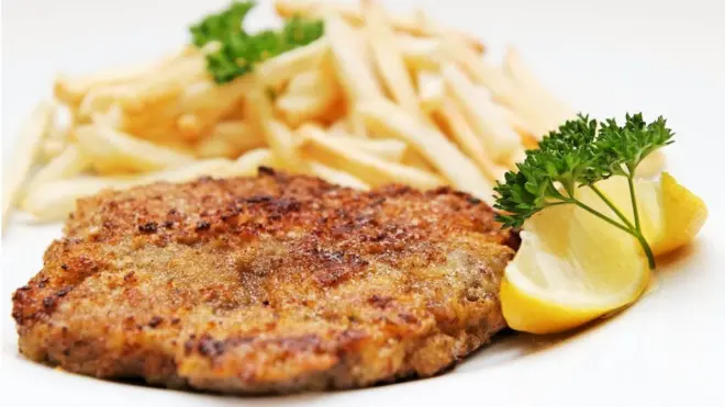 Carne empanizada, eso es una milanesa.