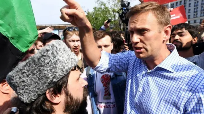 Навальный разговаривает с прокремлевскими активистами на митинге в мае 2018 года