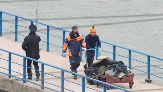 Kurtarma ekipleri, uçağın enkazını Karadeniz'den çıkartmak için çalışmalar yürütüyor.