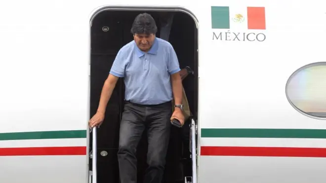 Evo Morales ao desembarcar no México; ele agradeceu o governo do país por ter lhe 'salvado a vida'