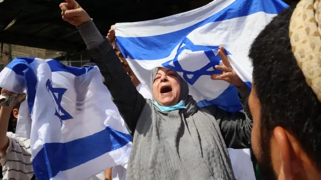 عشرات النساء الفلسطينيات كن موجودات في البلدة القديمة رغم منع القوات الإسرائيلية وصولهم للأقصى