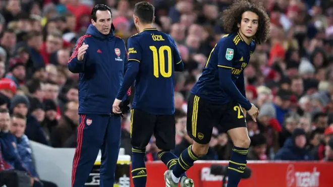 Fans no happy afta Emery comot Ozil from di match