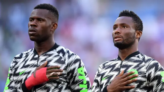 Francis Uzoho na John Obi Mikel wakiimba wimbo wa taifa kabla ya mechi dhidi ya Iceland