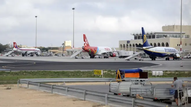 По данным СМИ, на борту ливийского самолета находятся 118 человек