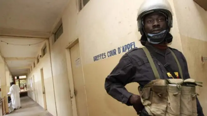 ኣብ ቤት ማእሰርቲ ጫድ፡ ዘሕሉ ዘሎ ፖሊስ