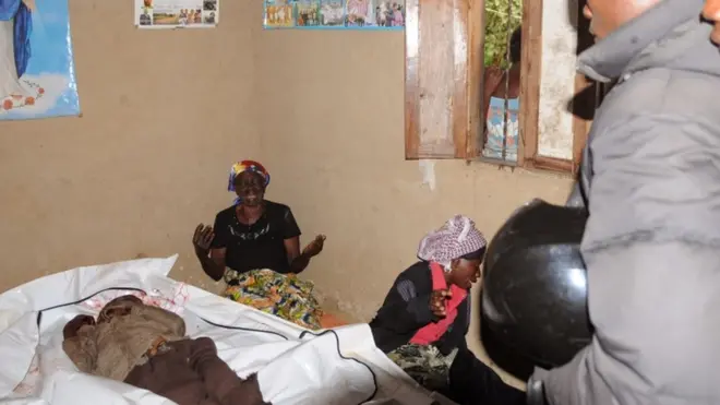 Abagore bariko bararira iruhande y' umwe mu bishwe mu gitero giheruka kuwa 22/09/2016