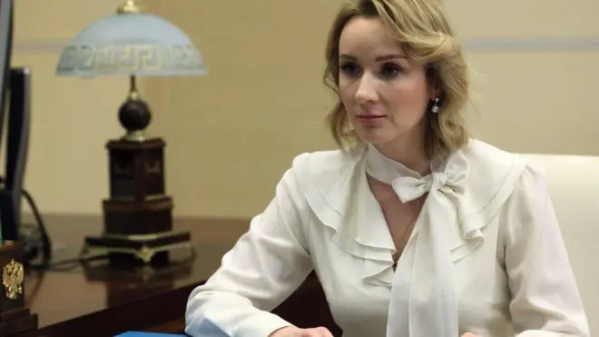 مفوضة حقوق الطفل، الروسية ماريا لفوفا بيلوفا، مطلوبة من قبل المحكمة الجنائية الدولية بتهمة ارتكاب جرائم حرب.