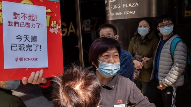 香港政府处理新型冠状病毒的手法备受批评，其中市面口罩供不应求更令市民怨声载道。