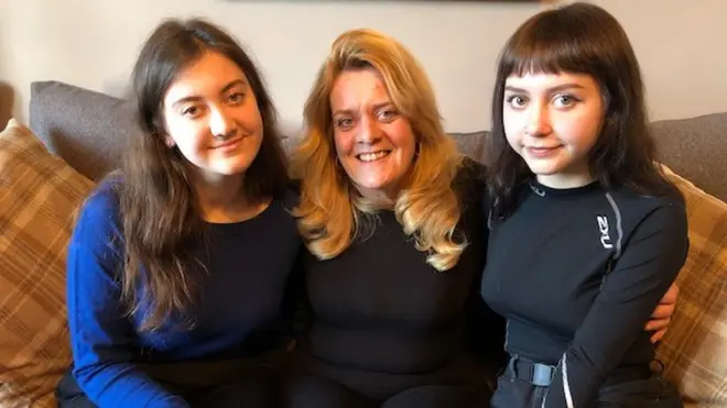 Светлана (слева) и Юлия (справа) вместе с Джеки Клейтон в ее доме в Эдинбурге