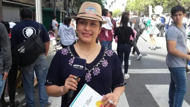 La locutora de radio Jeannette Nava Flores habla español y quechua.