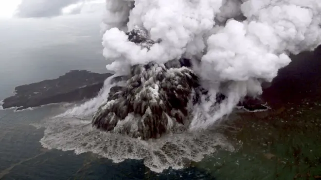 Gunung Anak Krakatau saat meletus pada 23 Desember 2018 lalu.