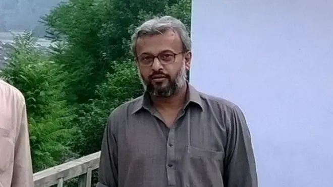 ڈاکٹر ریاض جامعہ کراچی میں شعبہ عملی کیمیا کے پروفیسر ہیں۔