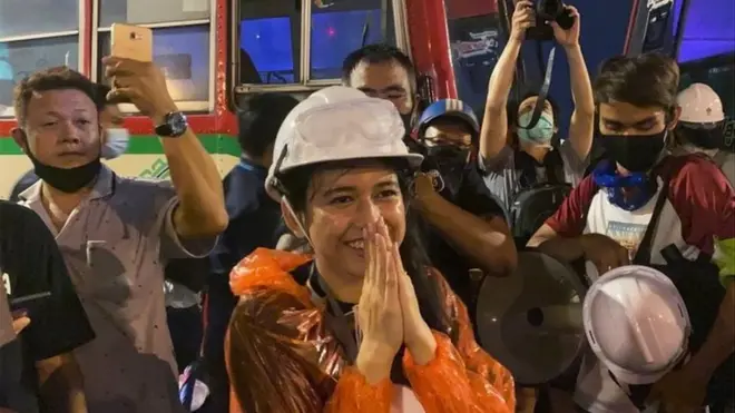 น.ส.ภัสราวลี ธนกิจวิบูลย์ผล กับผู้ชุมนุมก่อนถูกตำรวจจับ