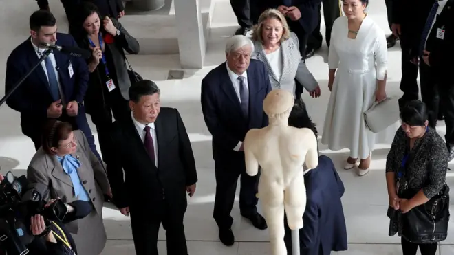 习近平在希腊总统帕夫洛普洛斯夫妇陪同下，参观雅典卫城博物馆。