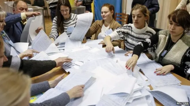 Một cuộc kiểm phiếu sau bầu cử ở Kyiv: Ukraine có trên 400 đảng phái chính trị và sự tham gia của đông đảo người dân vào quá trình dân chủ