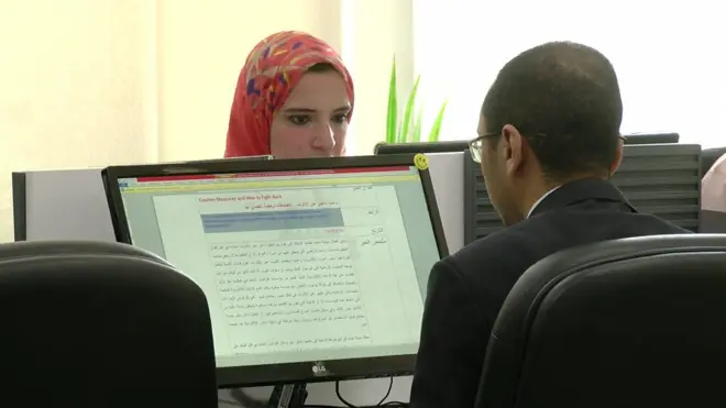 يعمل "مرصد الأزهر لمكافحة فتاوى التشدد والإرهاب" منذ نحو عامين على تتبع صفحات التنظيمات الدينية المتشددة، ويقول منتقدو المرصد إنها حاولة لتبيض صورة المؤسسة.