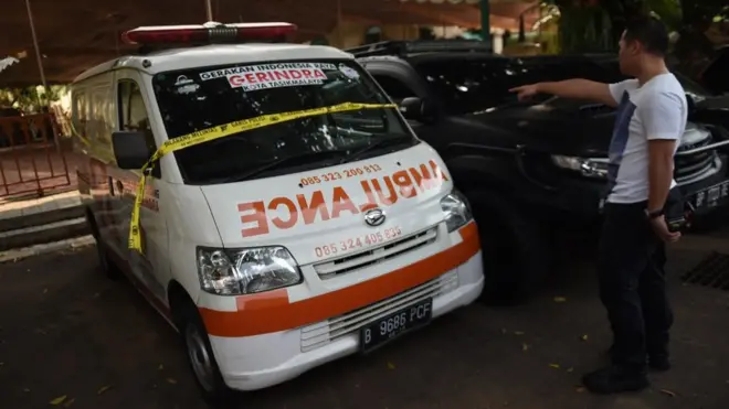 Petugas memeriksa ambulan yang diduga disalahgunakan untuk membawa batu dalam kericuhan aksi 22 Mei, di Mapolda Metro Jaya, Jakarta, Kamis (23/05).