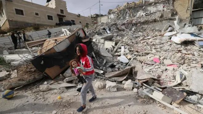 طفلة فلسطينية تتفقد أنقاض منزل أسرتها الذي هدمه الجيش الإسرائيلي في جبل المبكر في القدس