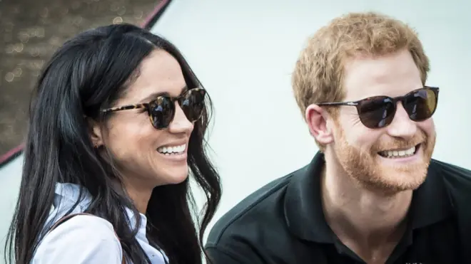 El príncipe Harry, nieto de la reina Isabel II, y la actriz estadounidense Meghan Markle.