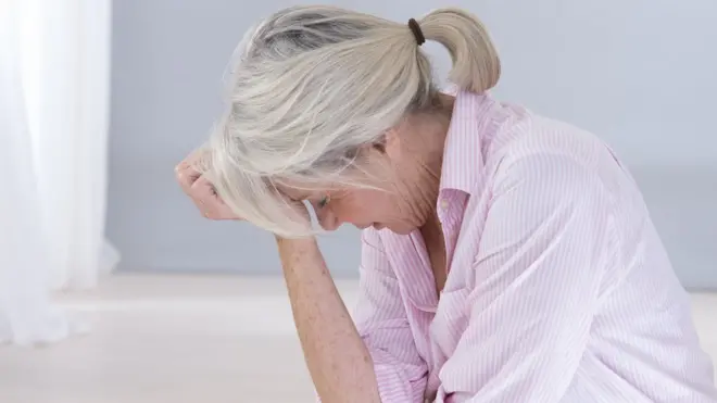 امرأة تعاني صداعا نصفيا.