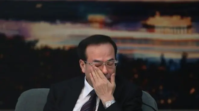 本月就在孙政才被"双规"的消息传出前，在海外爆料引发舆论轰动的郭文贵还在直播视频中曾大赞孙政才的政治智慧和政治能力，说他是"天才中的天才"