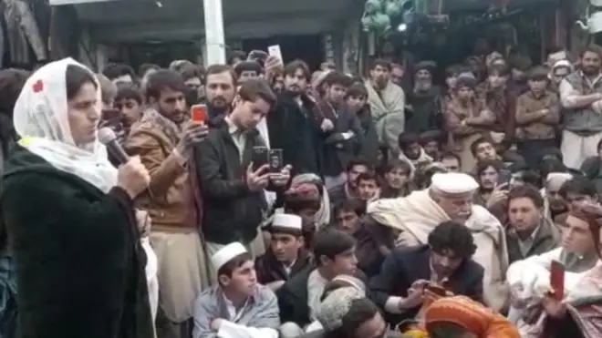 قلعہ سیف اللہ میں ارمان لونی کی بہن مظاہرین سے خطاب کر رہی ہیں