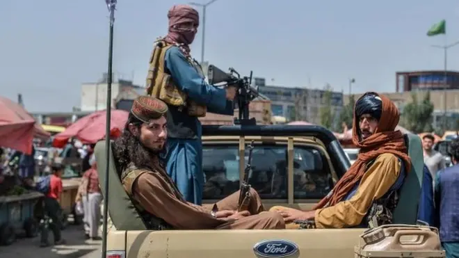 राजधानी काबुल के कोटे सांगी इलाक़े में बाज़ार में पिक-अप ट्रक पर घूमते तालिबान लड़ाके