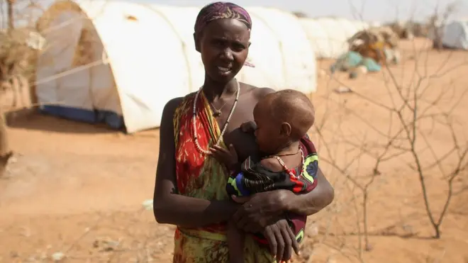 Mwanamke akimnyonyesha mtoto kambi ya Dadaab Julai 2011