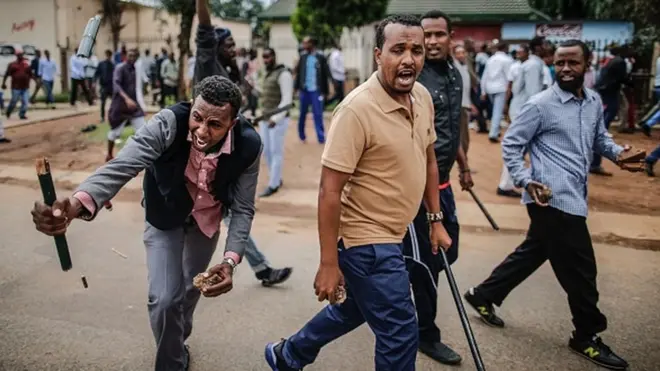 Des ressortissants Somaliens armés de pierres et de gourdins pour se protéger dans les rues de Pretoria