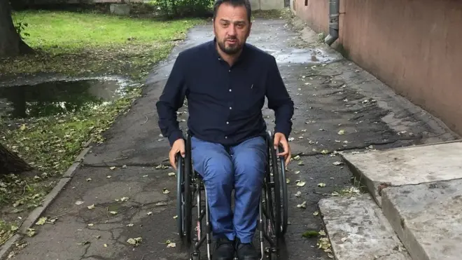 "Человек с меньшей физической подготовкой, меньшим умением владеть коляской, просто не выберется даже из моего дома. А проедем 150 метров в любую сторону - натолкнемся на бордюр который невозможно преодолеть".