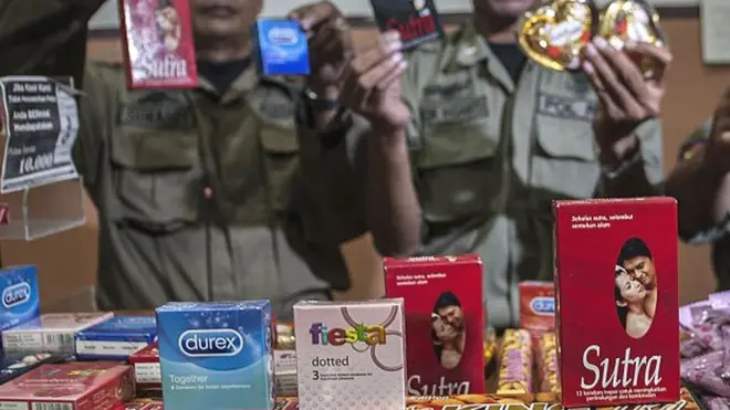 Satpol PP memajang hasil razia menjelang Hari Valentine di Surabaya, 2015 lalu. Razia kondom juga dilakukan Wali Kota Makassar, M Ramdhan Pomanto, satu hari sebelum Valentine, tahun ini.