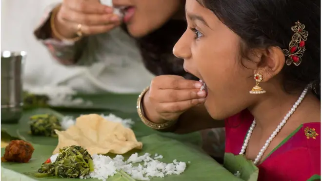 అన్నం తింటున్న పాప