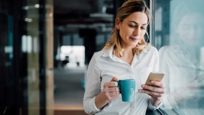 Mulher olhando o celular