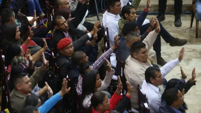 Венесуэльская оппозиция видит в создании Конституционной ассамблеи попытку президента Мадуро узурпировать власть